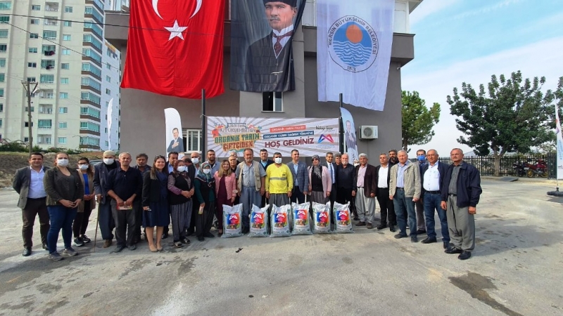    Tarsus'ta üreticilere organik gübre desteği 