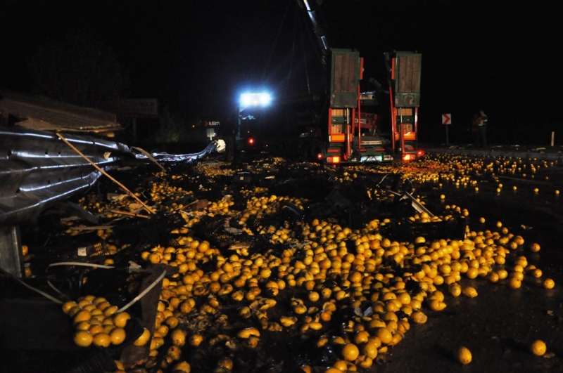  Tır kamyona çarptı, 40 ton limon yola savruldu   