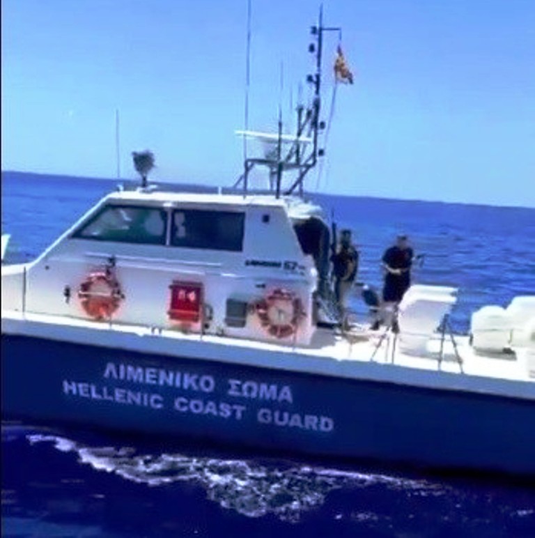 Yunan sahil güvenlik botundan Türk balıkçı teknesine taşlı taciz   