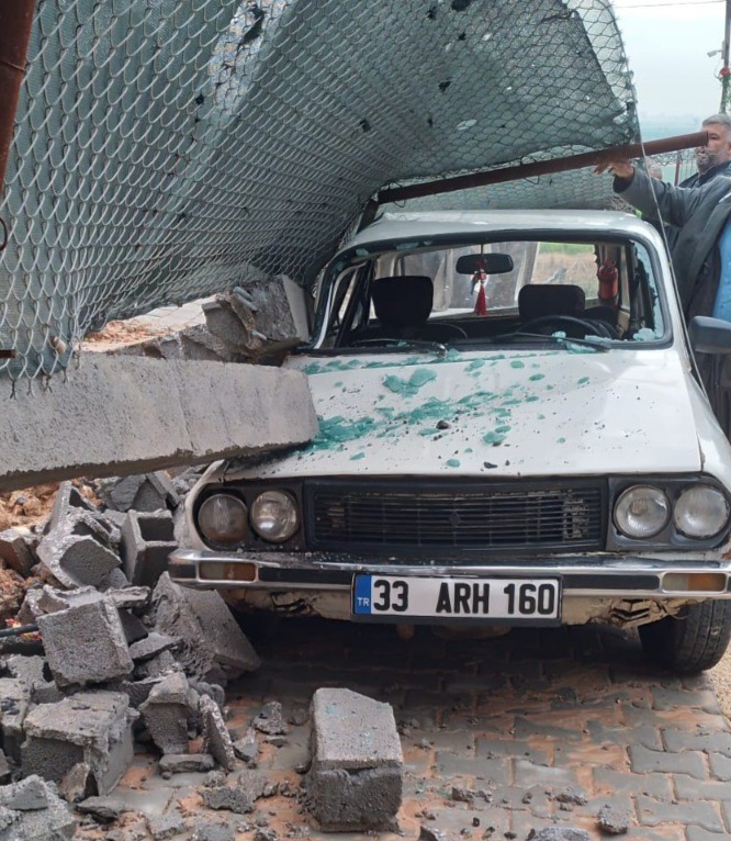 Tarsus’ta fırtınada devrilen istinat duvarı otomobilin üzerine düştü
