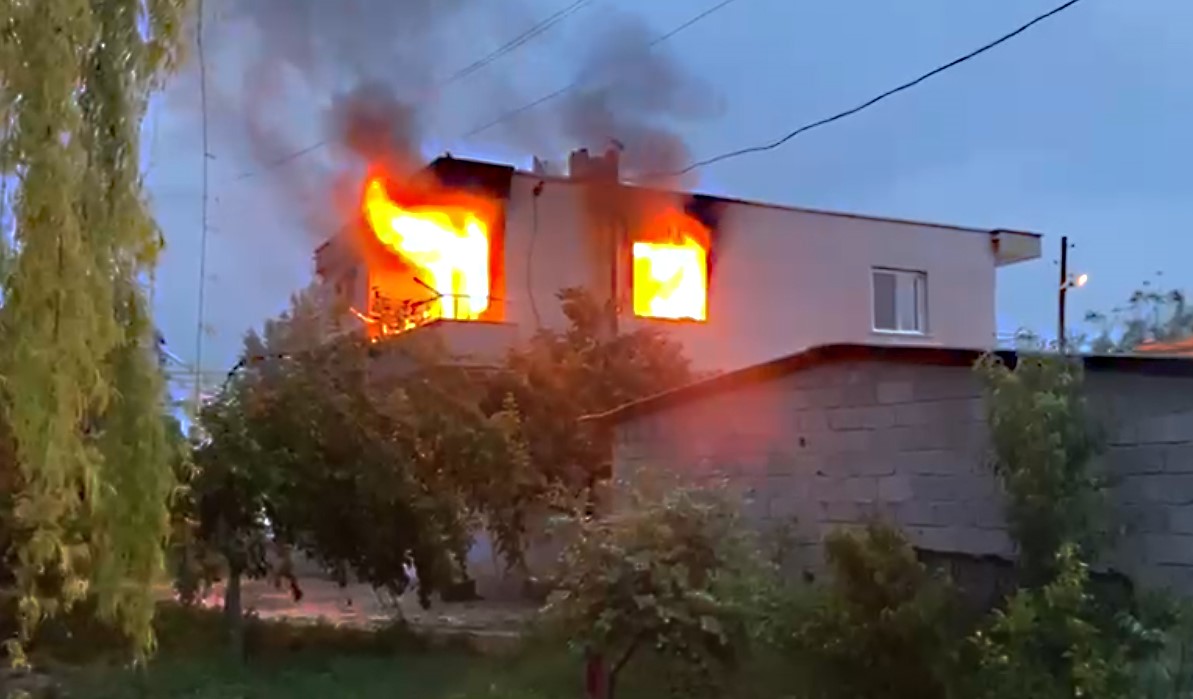Erdemli’de yıldırım düşen müstakil evde yangın çıktı
