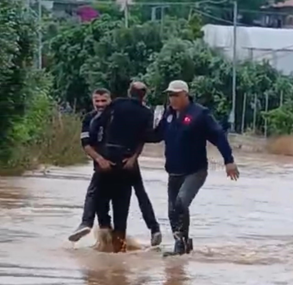 Erdemli'de sele kapılan şahsı mahalle sakinleri kurtardı