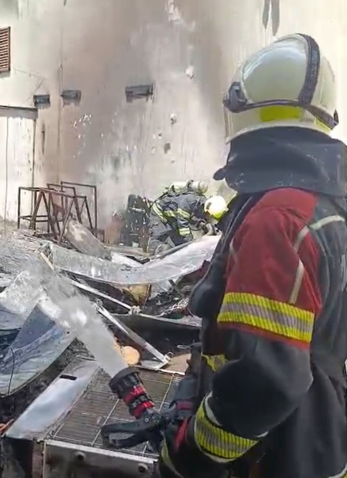 İşyerinin arkasındaki eşyalar yandı, çevreyi kara dumanlar kapladı
