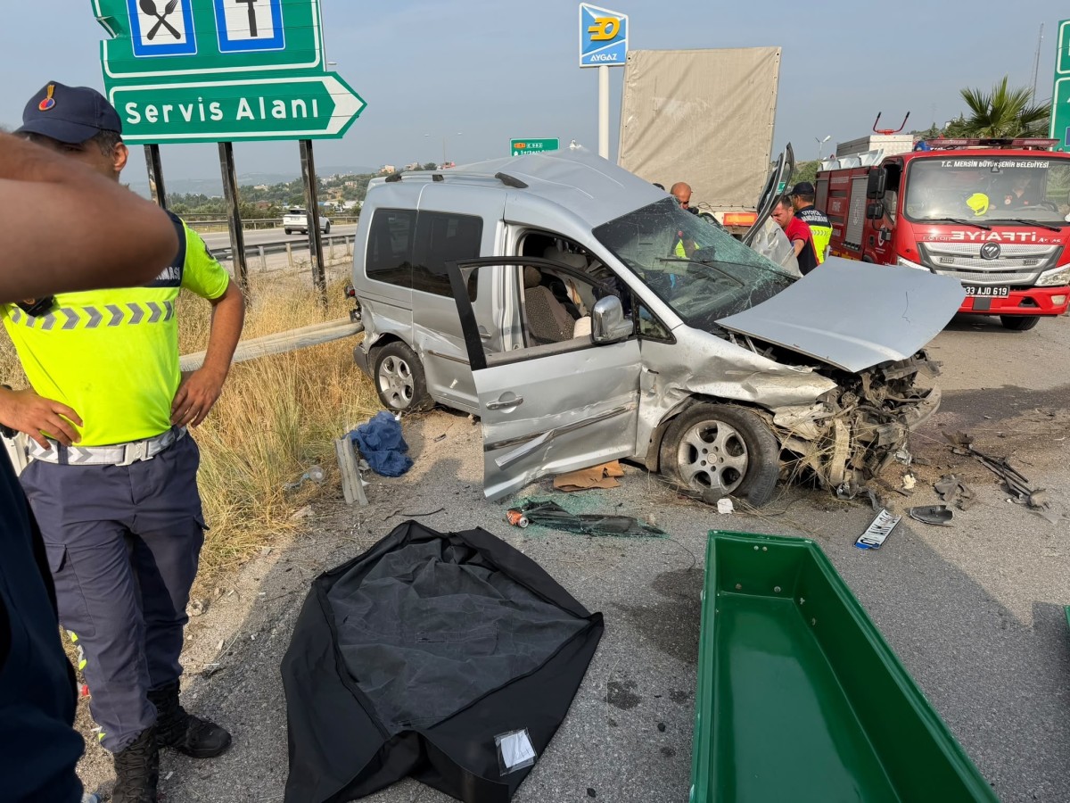 Tarsus’ta otomobil tıra çarptı: 1 ölü, 4 yaralı
