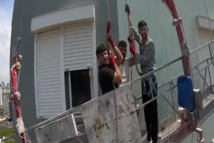 Erdemli'de iskelede mahsur kalan 3 işçi kurtarıldı