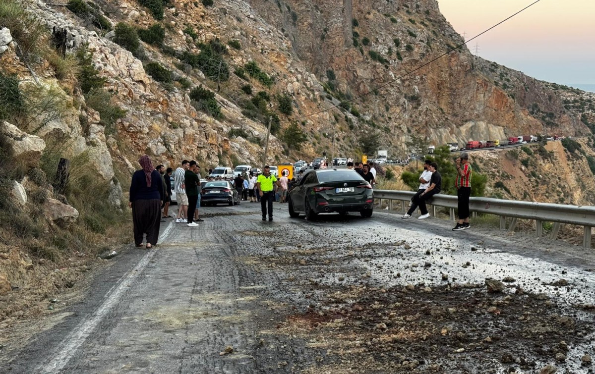 Mersin'de Yola Dökülen Mazot Zincirleme Kazaya Yol Açtı
