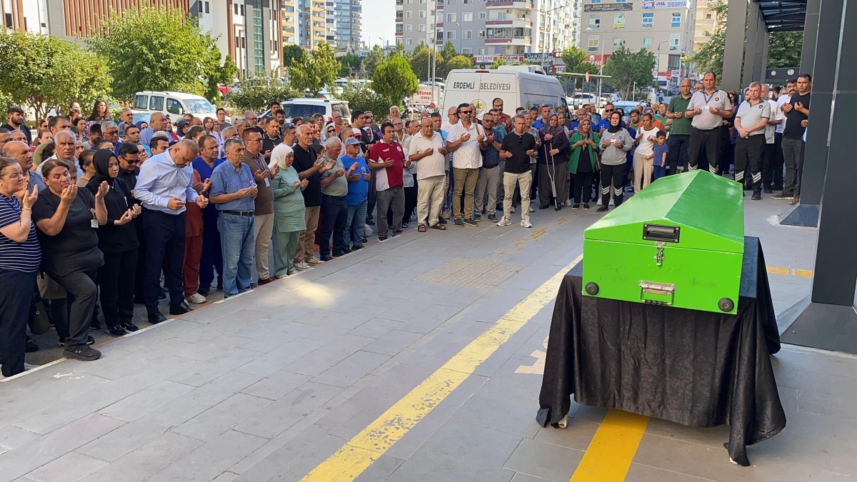 Radyoloji teknisyeni görev yaptığı hastaneden gözyaşlarıyla uğurlandı

