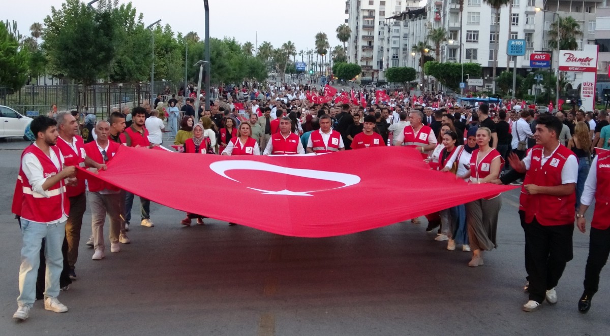 Mersin’de 15 Temmuz yürüyüşü düzenlendi, demokrasi nöbeti tutuldu