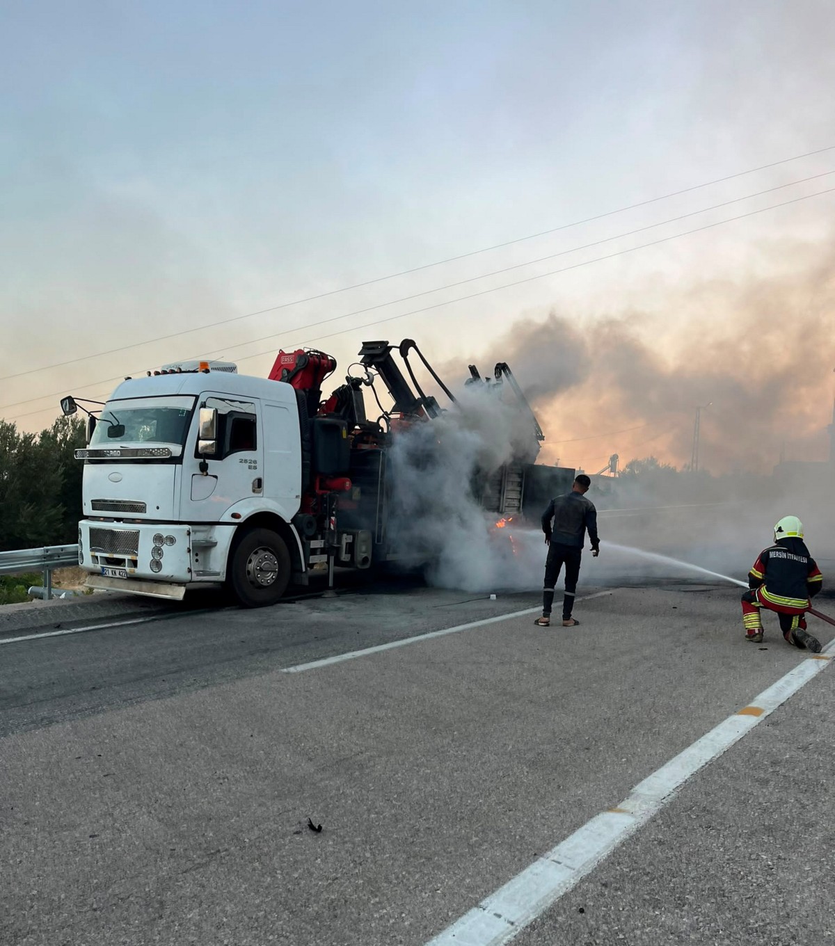 Mersin’de vinç ve park halindeki minibüs yandı
