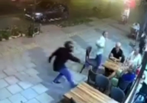 Kasklı saldırgan  tantunicide oturan şahsı vurdu
