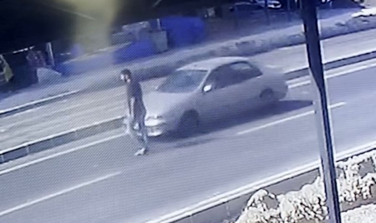 Otomobil yayaya çarptı 
