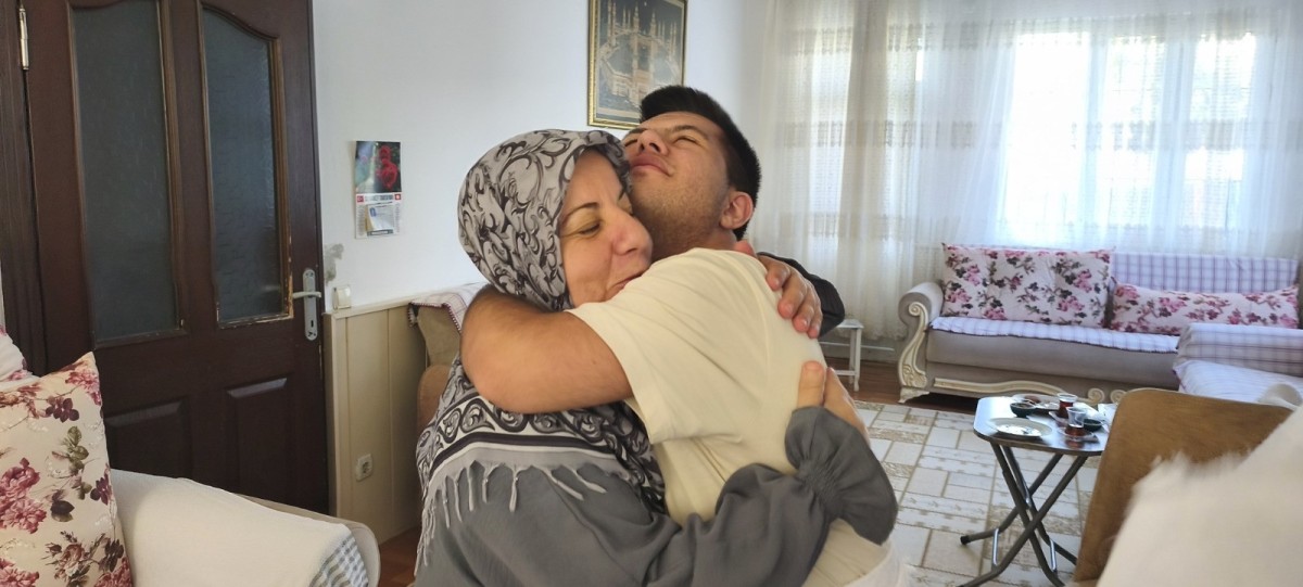 Kabe maketine sarılarak dua etmişti: Engelli gencin umre hayali gerçek oluyor