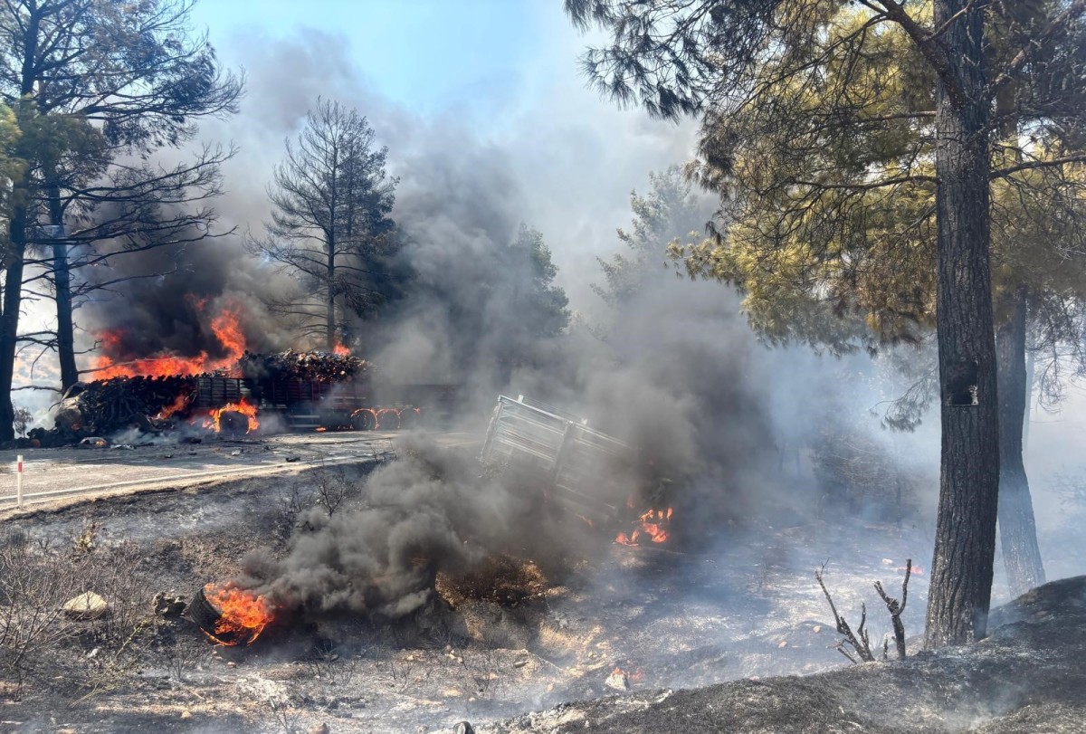  Kaza sonrası araçlar alev aldı 
