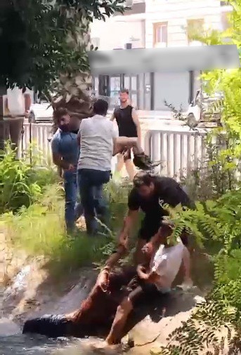 Boğulmak üzere olan çocuğu vatandaşlar son anda kurtardı
