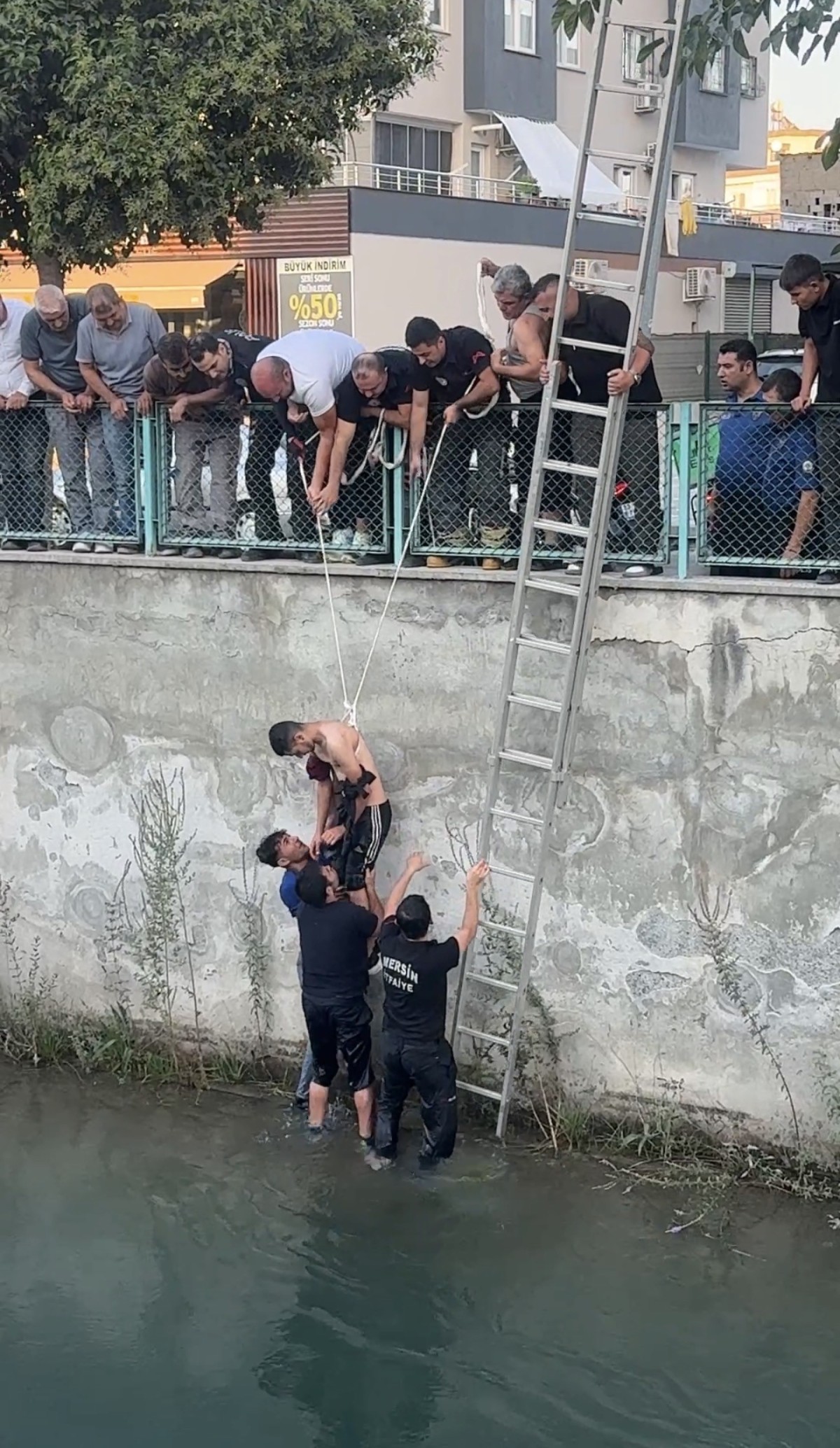 Kanala düşen genci arkadaşı yakaladı, itfaiye kurtardı