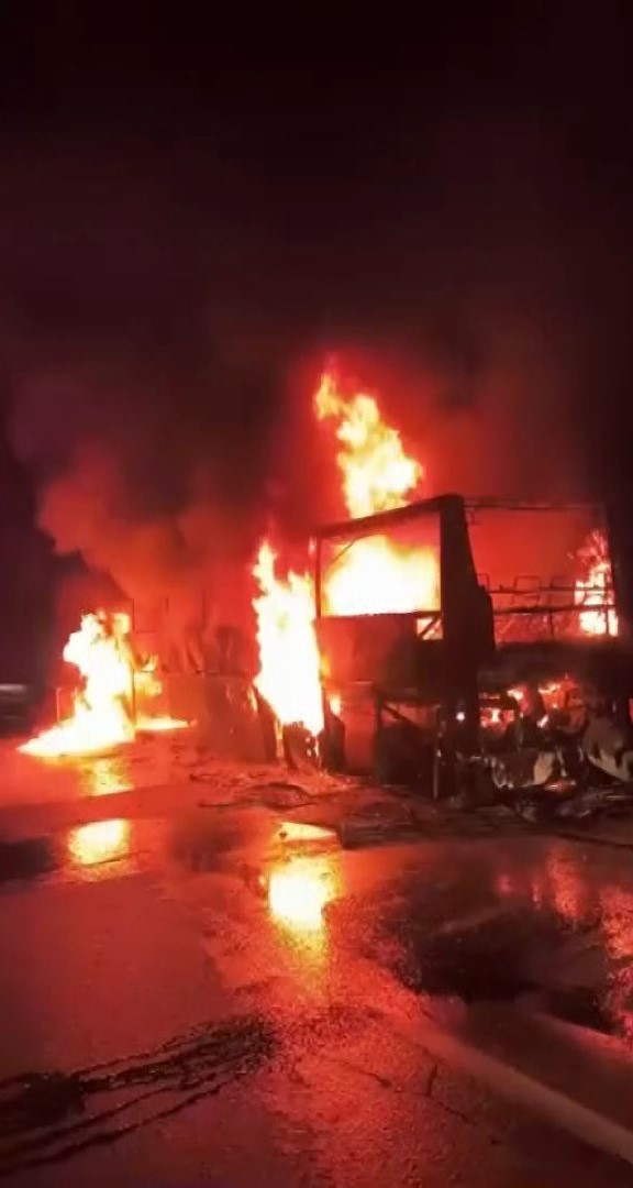 Mersin’de otoyolda seyir halindeki yolcu otobüsü alev alev yandı