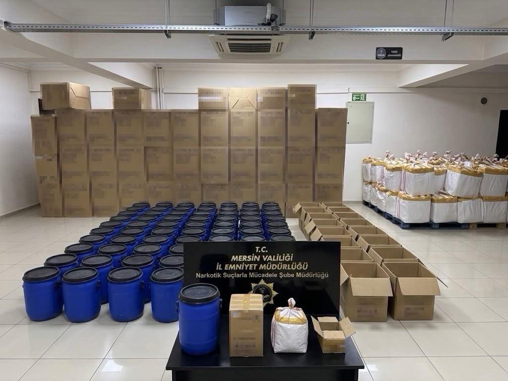 Mersin’de uyuşturucu operasyonu: 6 milyon boş kapsül ve 1 ton 250 kilo ham madde ele geçirildi
