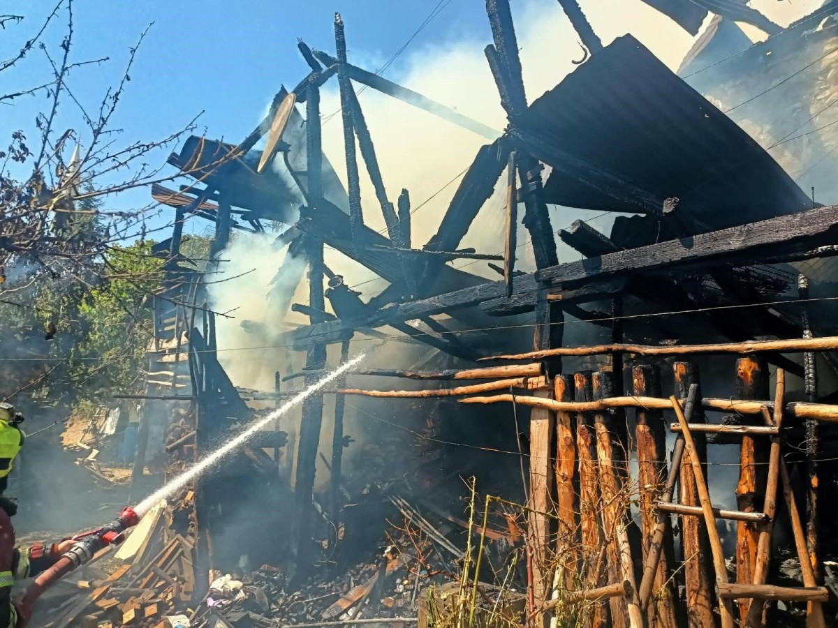 Mersin’de eski köy evi alevlere teslim oldu