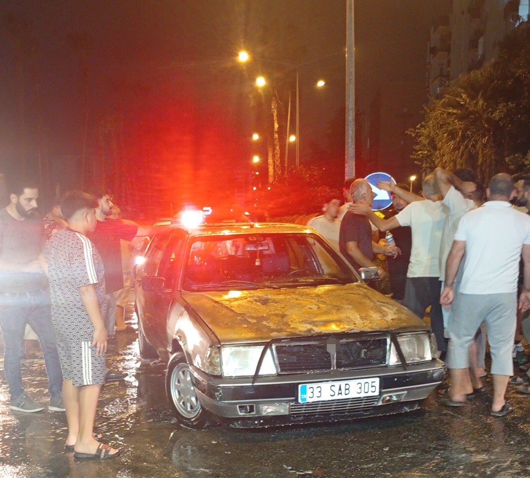 Mersin’de seyir halindeki otomobil alevlere teslim oldu