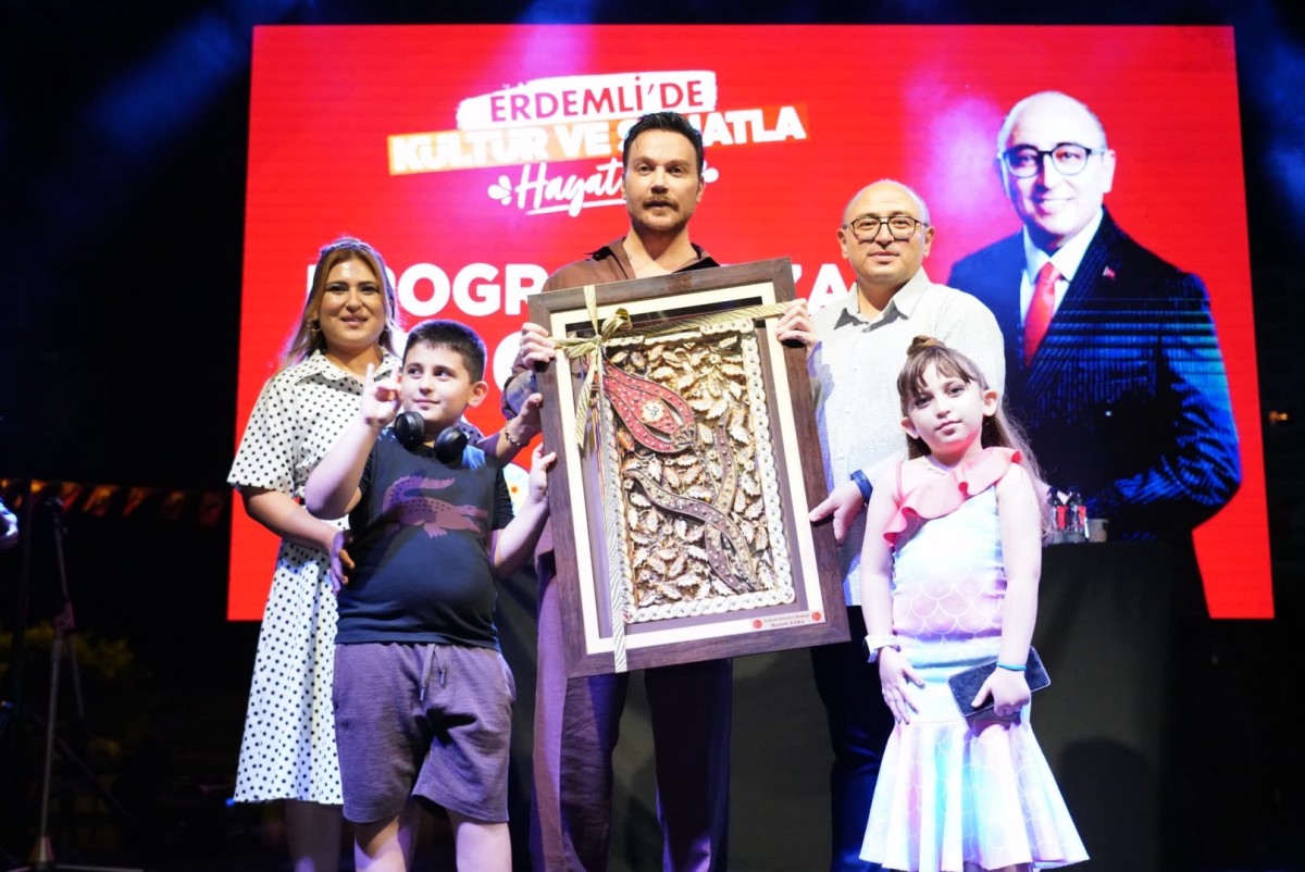 Erdemli Belediyesi Erdemlilileri Sinan Akçıl’la buluşturdu
