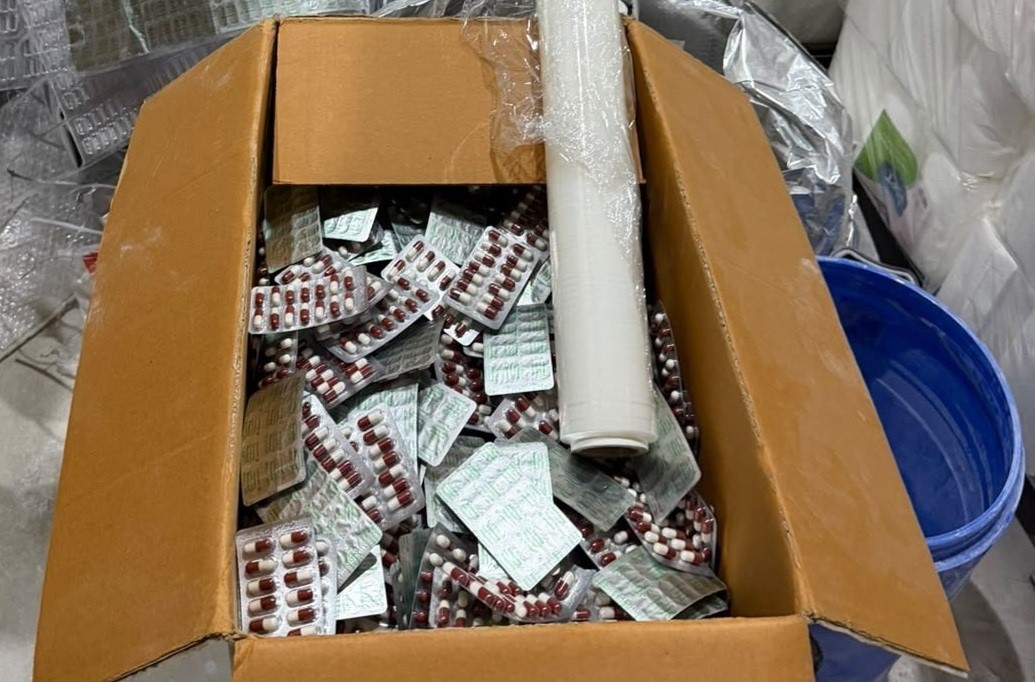 Plastik ambalaj deposunda uyuşturucu üretimine 3 tutuklama