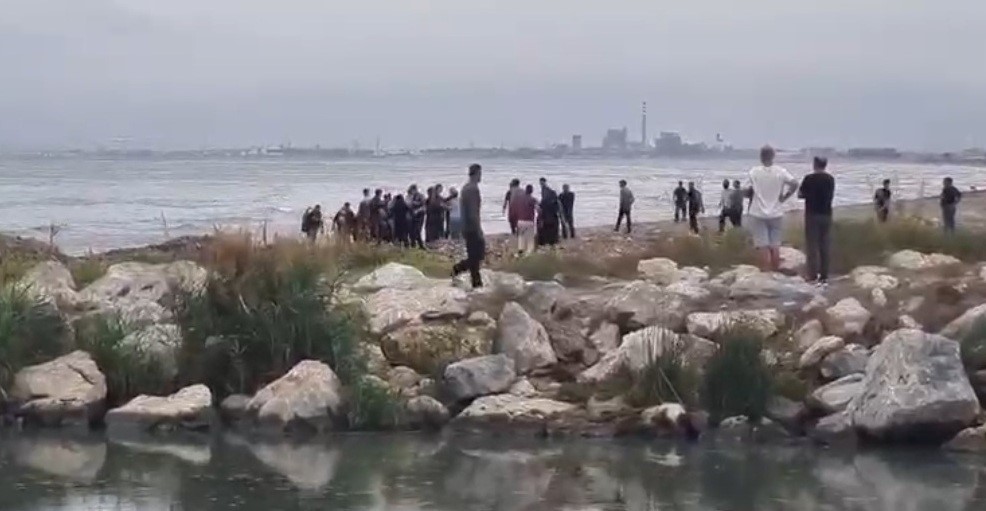 Denize giren 3 gençten biri hayatını kaybetti