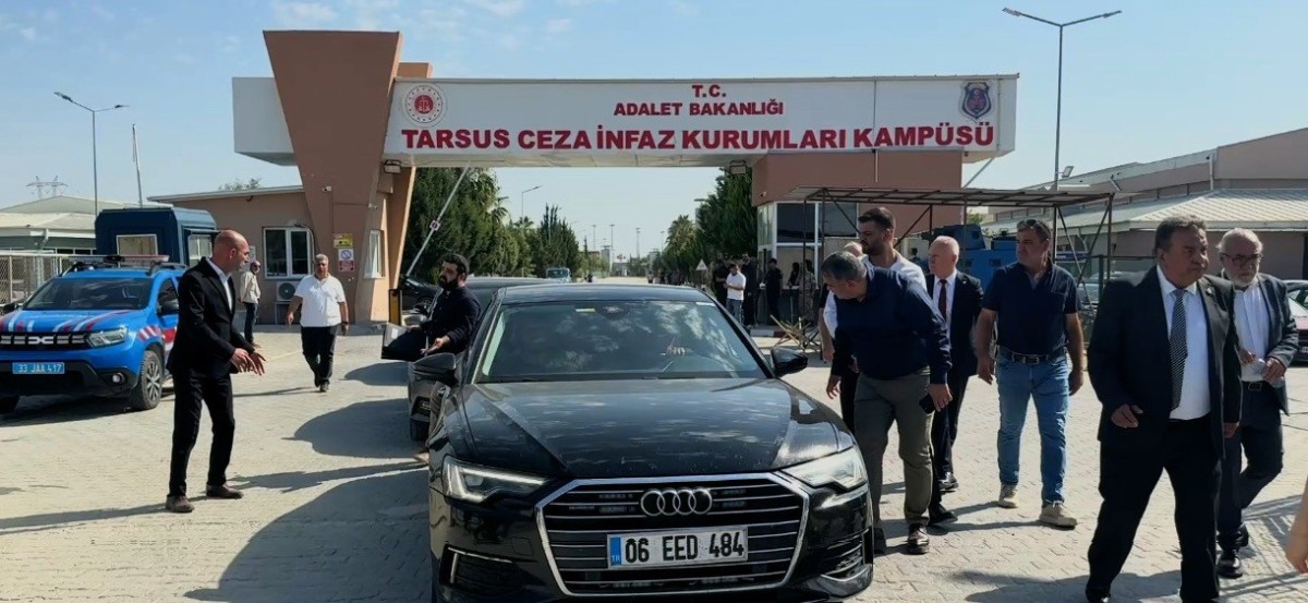 Özgür Özel, Mersin’de tutuklu belediye başkanlarıyla görüştü