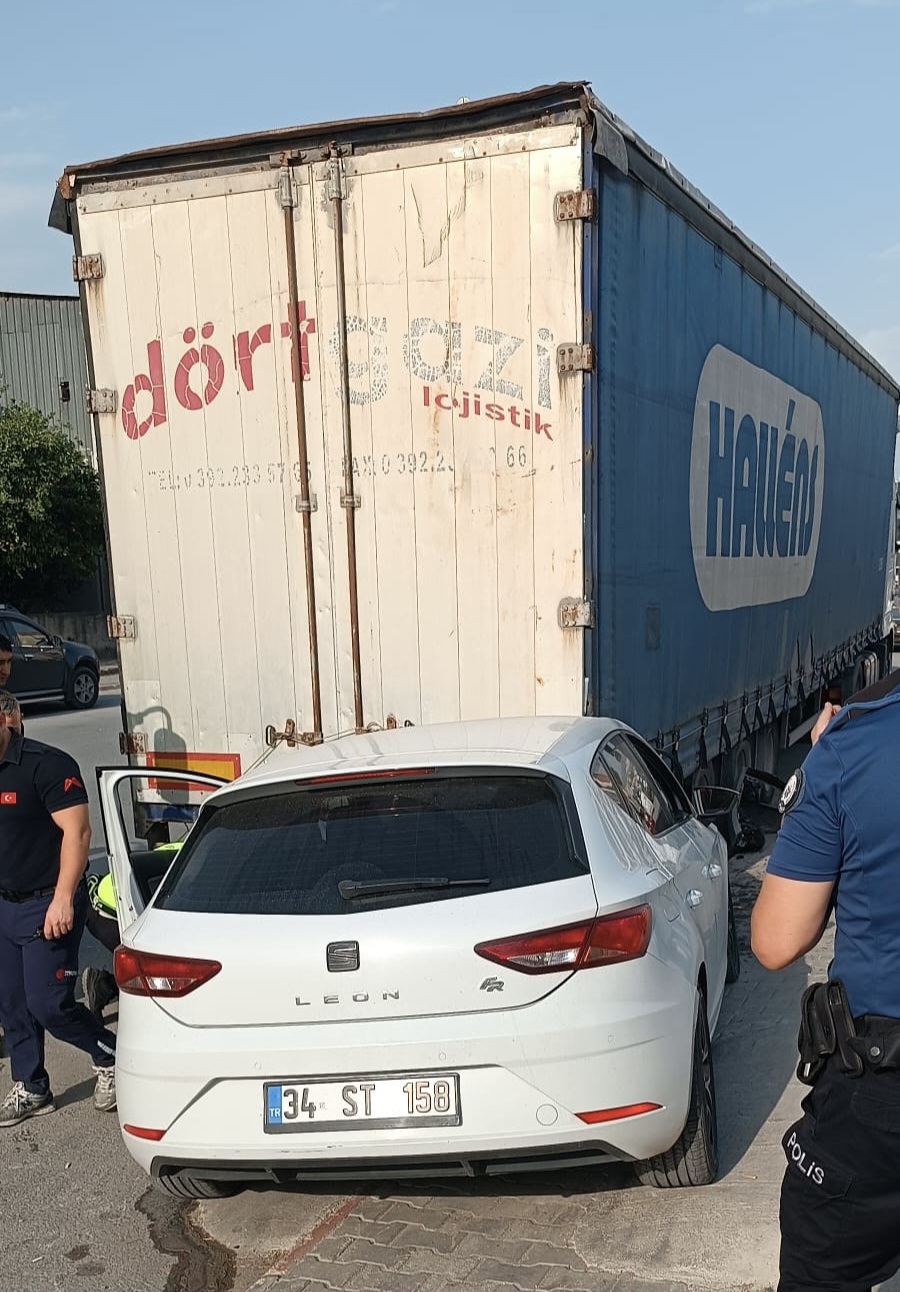 Tarsus'ta otomobil park halindeki tıra arkadan çarptı, sürücü yaralandı