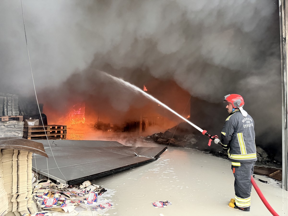 Mersin’de tütün ve makaron fabrikasının 3 deposunda yangın