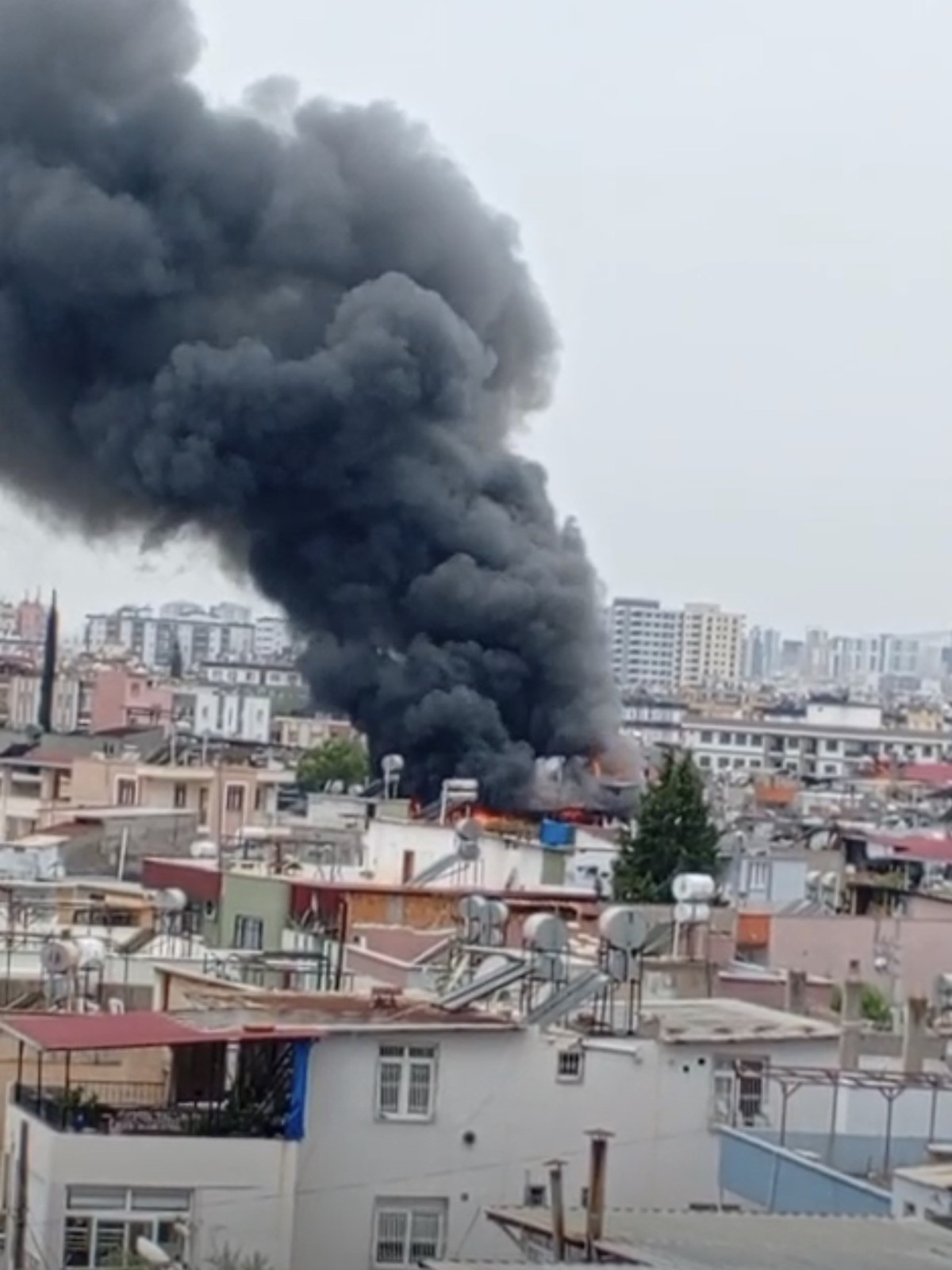 Tarsus’ta 2 katlı evde yangın