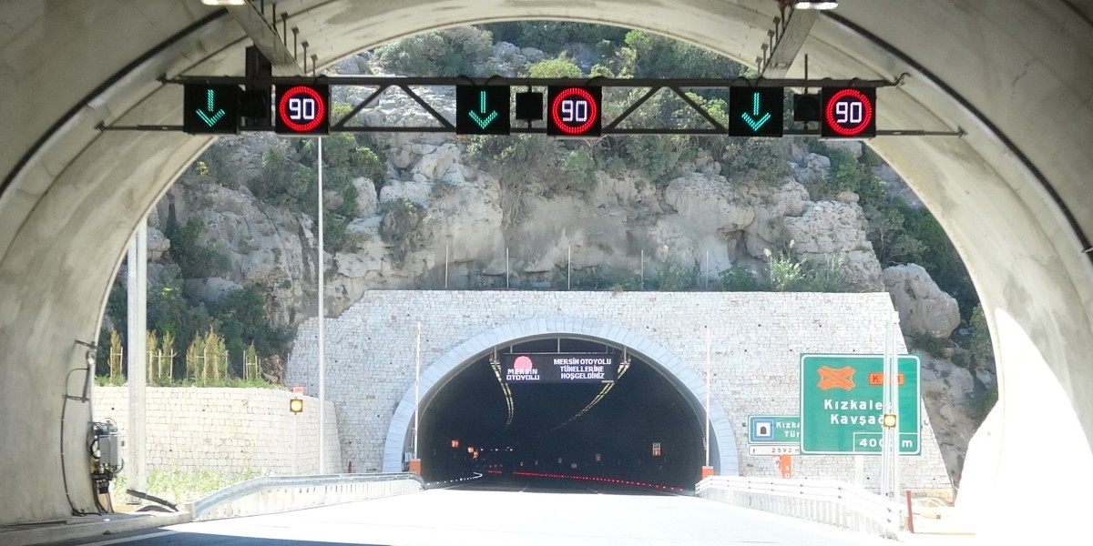 Ulaşıma açılan ’Çeşmeli-Kızkalesi Otoyolu’ndan ilk günde 17 binden fazla araç geçti