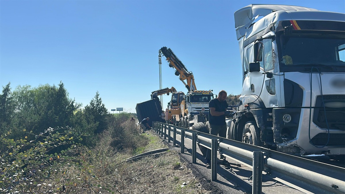 Mersin’de tır bariyerlere çarptı, konteyner devrildi
