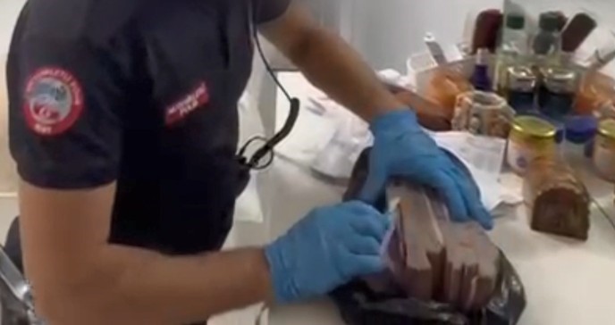 Torbacı yakalandı, deste deste para ele geçirildi
