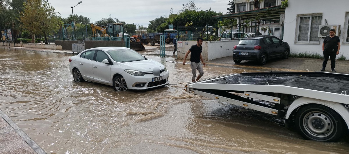 Mersin’de şiddetli yağış: İlçelerde yollar ve tarım alanları su altında kaldı