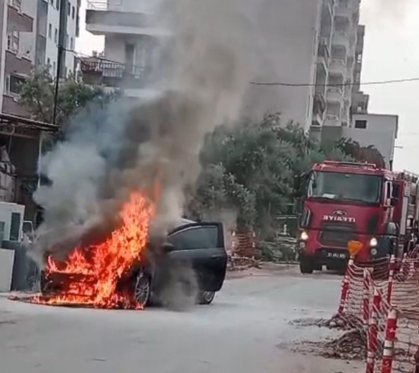 Park halindeki otomobil alev alev yandı